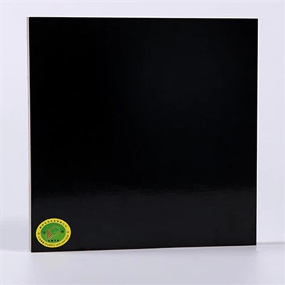 Madera contrachapada de cara negra